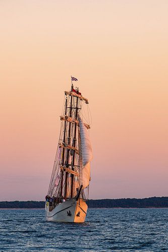 Zeilschip in de zonsondergang bij de Hanse Sail in Rostock
