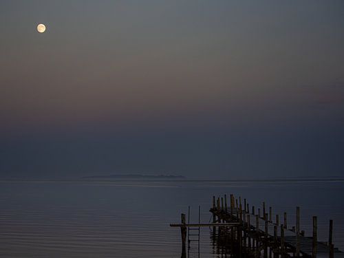 Maan belicht het Limfjord ( Denemarken).