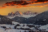 Atemberaubende Winterlandschaft mit dem Dorf Santa Maddalena, Val di Funes