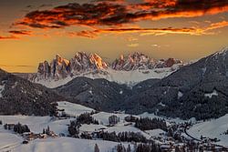 Paysage d'hiver à couper le souffle avec le village de Santa Maddalena, Val di Funes
