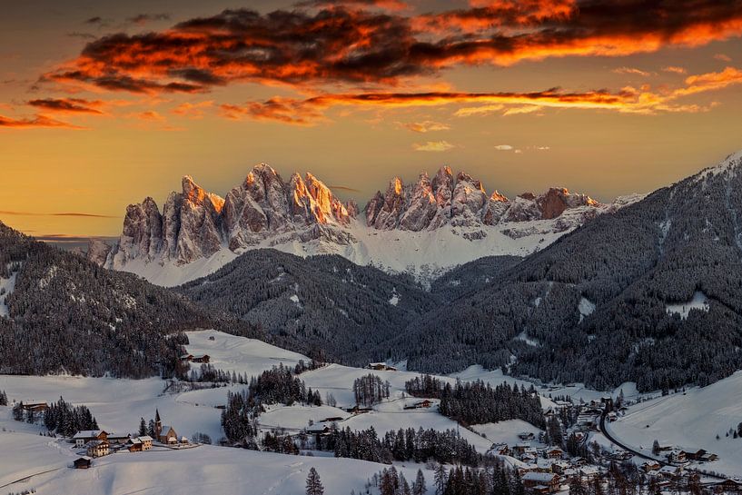 Atemberaubende Winterlandschaft mit dem Dorf Santa Maddalena, Val di Funes von Dieter Meyrl