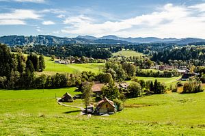 Ferme et paysage de collines dans l'Allgäu sur Dieter Walther