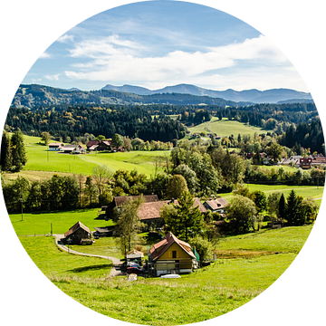 Boerderij en heuvellandschap in de Allgäu van Dieter Walther