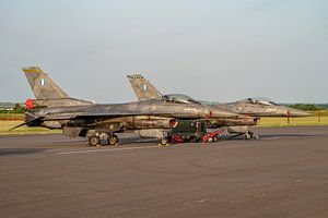 Deux F-16 grecs de l'équipe de démonstration de F-16 "Zeus".