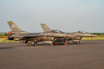 Twee Griekse F-16's van het F-16 demo team "Zeus". van Jaap van den Berg