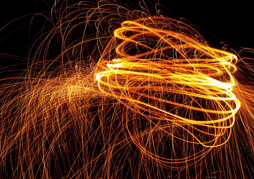 Ball of fire - Abstract lightpainting werk met brandend staalwol.  van Retinas images