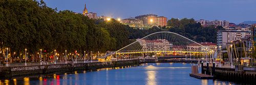 Panorama met uitzicht over de Nervión rivier in Bilbao