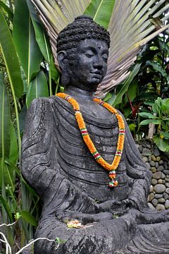 Boeddhabeeld met bloemenkrans in Balinese tuin van Minimalistiche reisfotografie by.Rieneke