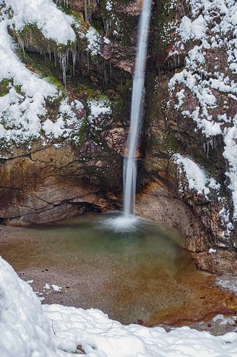 Waterval die door de Gleiersch Klamm bij Scharnitz in de Oostenrijkse Alpen stroomt.
