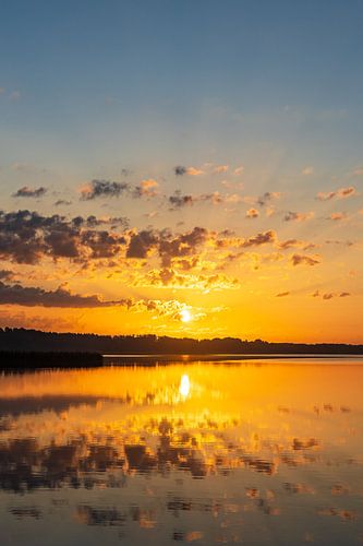 Zonsopgang in Seedorf am Schaalsee met wolken en weerspiegeling