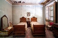 Verlassenes antikes Schlafzimmer. von Roman Robroek Miniaturansicht