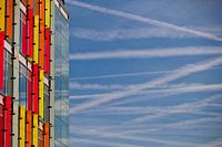 Kondensstreifen ueber der Amsterdam Zuidas