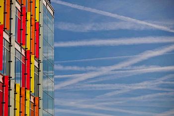 Contrails boven de Amsterdamse Zuidas