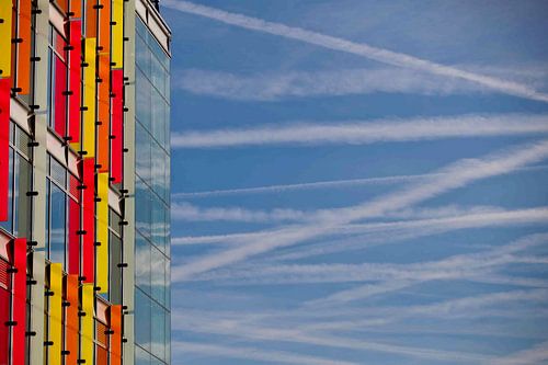 Kondensstreifen ueber der Amsterdam Zuidas