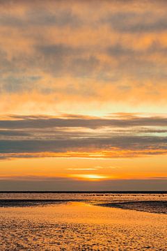 Zonsondergang op het strand van Schiermonnikoog aan het eind van de dag