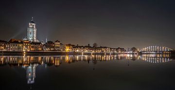 Skyline Deventer by night van Hans Brasz