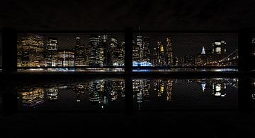 Reflectie Manhattan,New York , bij nacht van Bart cocquart