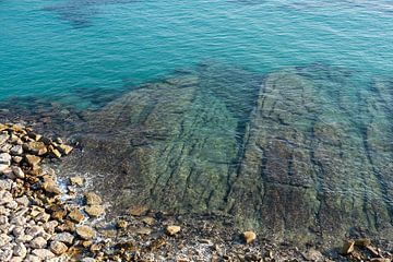 Eau de mer bleue dans une baie rocheuse