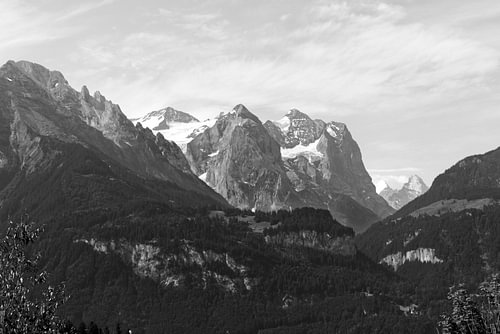 Schweizer Alpen mit Gletscher in schwarz und weiß