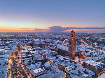 Zwolle bei einem kalten Wintersonnenaufgang mit Schnee auf den Dächern