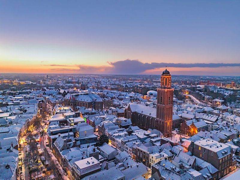 Zwolle tijdens een koude winter zonsopgang met sneeuw op de daken van Sjoerd van der Wal Fotografie