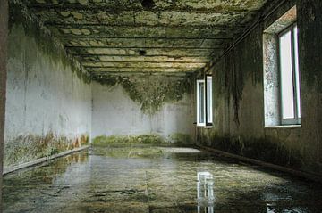 Lege kamer in verlaten klooster van Heleen Sloots