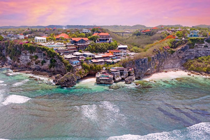 Luftaufnahme von Suluban Strand in Uluwatu auf Bali Indonesien bei Sonnenuntergang von Eye on You