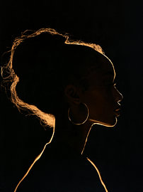 Goldene Silhouette einer Frau von Lina van Oers
