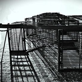 Architecture industrielle américaine ; escaliers de secours à Chicago. sur Joris van Huijstee