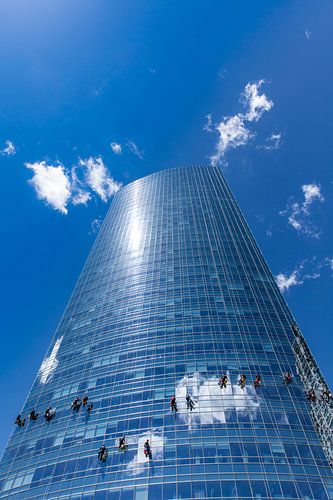 Glasswashers at work on glass skyscraper. Wout Kok One2expose