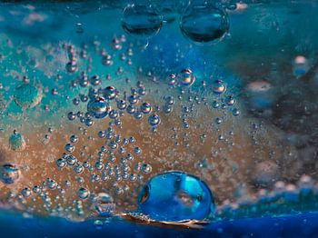 Kleurrijk landschap op verre planeet.