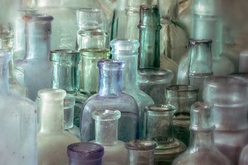 stilleven oude flesjes - digitaal kunstwerk van Marion Peeten
