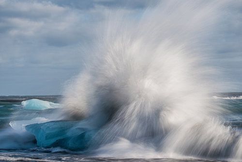 Golven breken het ijs bij Jökulsárlón