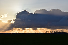 Dunkle Wolken hinter Thesinge von Erik Buitenhuis
