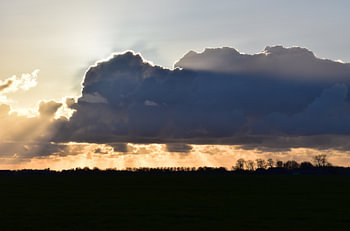 Dunkle Wolken hinter Thesinge