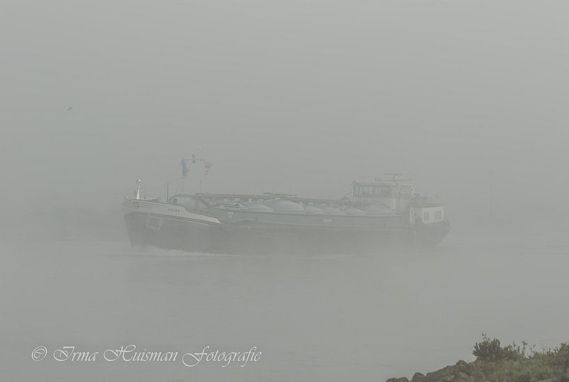 Schip in de mist. van Irma Huisman