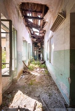 Robe accroché dans le couloir. sur Roman Robroek - Photos de bâtiments abandonnés