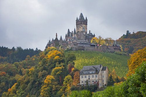 Kasteel Reichsburg Cochem staat mooi boven de Moezel