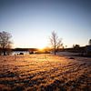 Lever de soleil glacial sur un lac en Suède sur thomaswphotography
