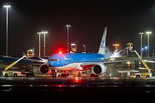 KLM Boeing 777 de-icing at Schiphol Airport by Arthur Bruinen