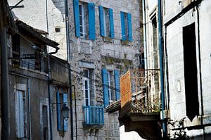 Französische verwitterte Fassaden mit blauen Fensterläden von Blond Beeld