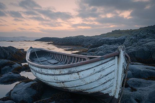 Verlaten vissersboot aan de kust