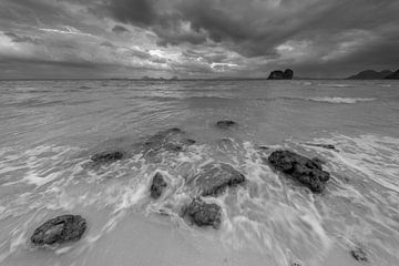 op het strand van Koh Ngai van Walter G. Allgöwer