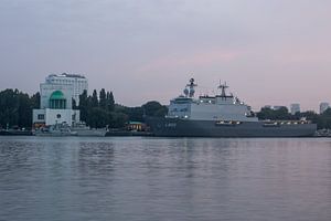 De Koninklijke Marine met Zr.MS. Rotterdam in Rotterdam van MS Fotografie | Marc van der Stelt