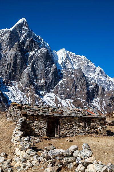 Het stenen huis, onderweg in Nepal bij Dingboche van Ton Tolboom