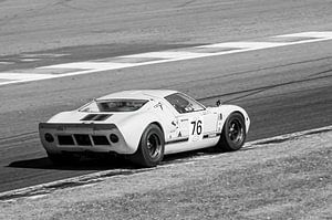 Ford GT40 Oldtimer-Rennwagen bei der Ausfahrt aus den Boxen