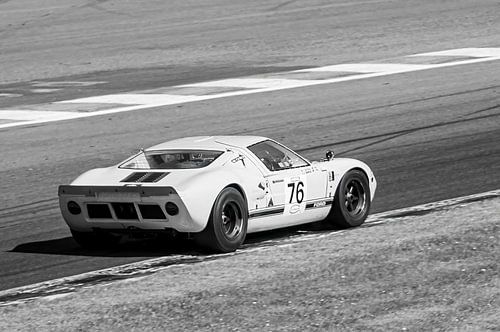 Ford GT40 Oldtimer-Rennwagen bei der Ausfahrt aus den Boxen von Sjoerd van der Wal Fotografie