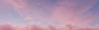 roze lucht en pluizige wolken in avondlichtstemming