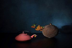 Zen-Stillleben mit roter Teekanne