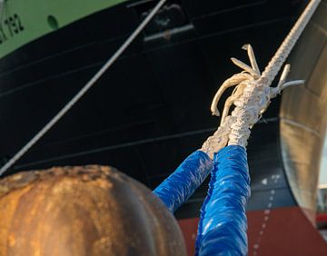 Trossen van de schepen naar de bolders van scheepskijkerhavenfotografie
